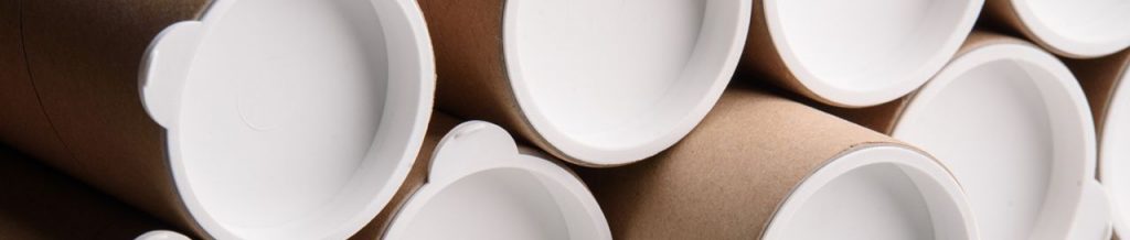 Zatyczki tekturowe nałożone na przykładowe tuby tekturowe