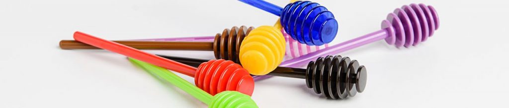 Kolorowe, plastikowe nabierki do miodu