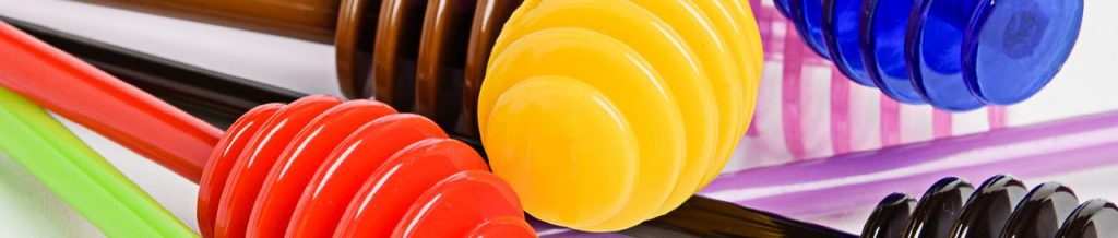 Kolorowe, plastikowe nabierki do miodu