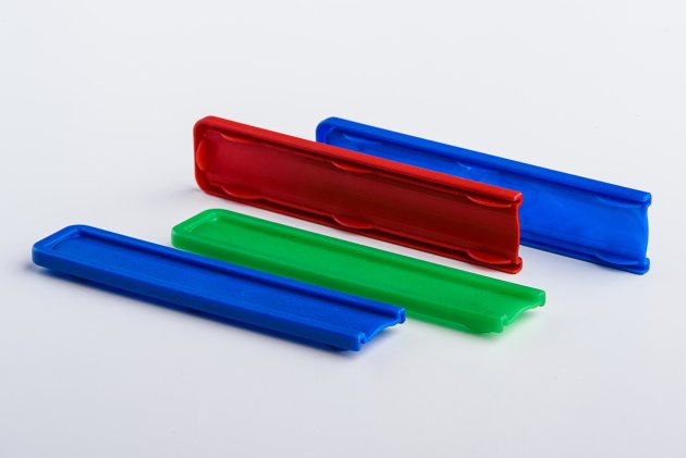 Cztery boki plastikowe do teczek tekturowych w trzech wariantach kolorystycznych: zielonym, czerwonym i granatowym