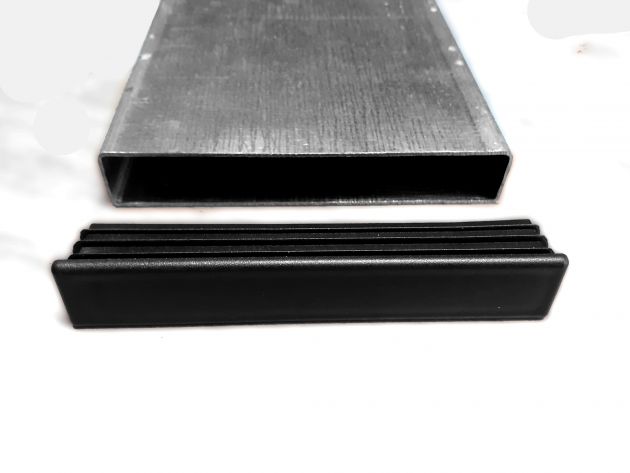 Plastikowa zaślepka z tworzywa sztucznego, gotowa do założenia na stalowy profil o wymiarach 120mm na 20mm