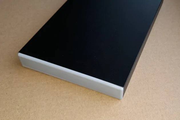 Zaślepka do profili aluminiowych o wymiarach 120mm x 20mm nasadzona na przykładowy profil