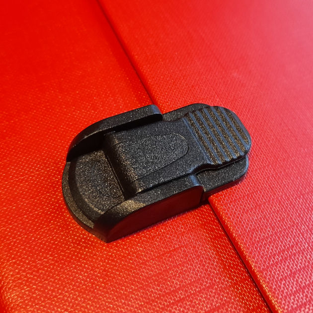Przykładowa teczka tekturowa z elementami plastikowymi naszej produkcji: białym zamkiem na zakładkę i białą rączką 